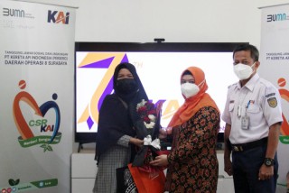 Peringati HUT ke-76, KAI Berikan Santunan Bagi Pekerja Korban Pandemi
