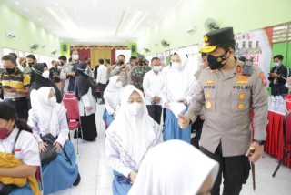 Kapolda Jatim Cek Vaksinasi Pelajar SMAN 1 Gersik