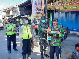 Babinsa Blega bersama tiga pilar Ingatkan prokes dan ajak warga untuk vaksin