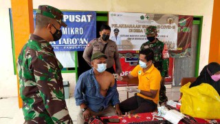 Babinsa Koramil 0826-05 Larangan Dampingi Vaksinasi di Desa Binaan