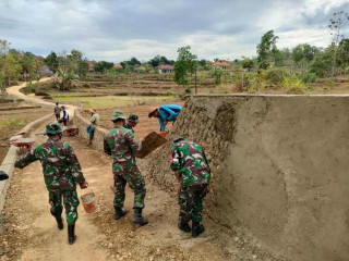 Satgas Pra TMMD Ke-112 Kodim Pamekasan Kebut Pemelesteran Plengsengan