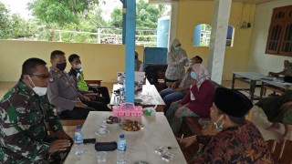 Babinsa dan bhabinkamtibmas Kecamatan Sepulu Dampingi masyarakat untuk Vaksin