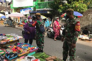 Koramil 01/Krembangan Bersama Tiga Pilar Operasi Yustisi PPKM Level 2 di Pasar Tradisional