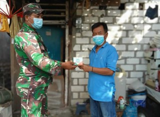 Babinsa Kejar Kontak Erat Covid-19 dan Bagikan Obat
