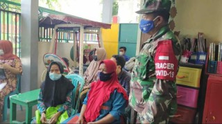 Babinsa Koramil Pabean Cantian Dampingan Pembagian Dana BLT dari Pemkot Surabaya