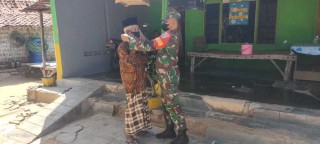 Untuk Memutus Rantai Penyebaran Covid-19 Babinsa Tobungan Bersama Bhabinkamtibmas Melakukan Membagikan Masker Gratis