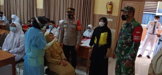 Guna Menunjang Kegiatan Belajar Mengajar Secara Tatap Muka Seluruh Siswa dan Guru SMP Serta SMA Negeri 1 Sidayu Laksanakan Rapid Test