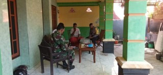 Babinsa Bersama Babinkamtibmas Berikan Edukasi Warganya Tentang Manfaat Vaksin Covid-19