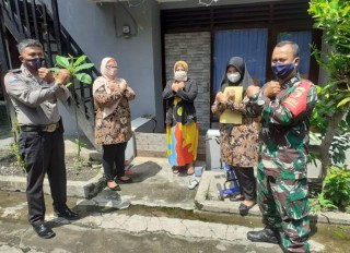 Babinsa Koramil 0830/01 Krembangan Lakukan Tracing Warga Kontak Erat Pasien Covid-19