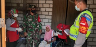 WARGA LANSIA KECAMATAN DUDUKSAMPEYAN MENDAPATKAN VAKSINASI SECARA DOOR TO DOOR.