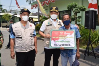 7.000 Pedagang Kaki Lima dan Pemilik Warung di Lamongan Terima Bantuan Tunai