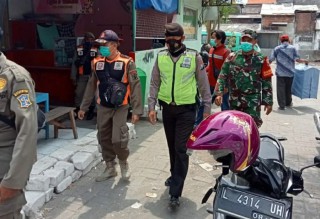 Babinsa Koramil Semampir Eratkan Keharmonisan dengan Warga Melalui Komunikasi Sosial