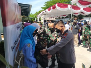AKBP Abdul Hafidz S.IK, M.Si Hadiri Bansos Dan Vaksinasi Akabri 89 Di Kabupaten Sampang