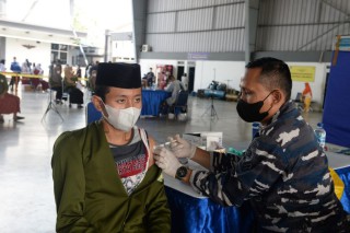 TNI AL Seskoal Bersama Lanudal Jakarta Laksanakan Serbuan Vaksinasi Maritim Untuk Usia 12-17 Tahun dan Masyarakat Umum Wilayah Tangsel