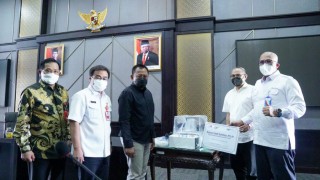 Pemprov Jatim Terima Bantuan Ventilator dan Beasiswa Bagi Anak Terdampak Covid-19 dari IA-ITB
