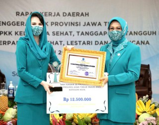 PKK Kota Pasuruan Borong Dua Penghargaan Tingkat Provinsi