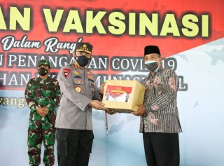 Bersama PCNU Banyuwangi, Kapolri Kejar Target 70 Persen Vaksinasi Presiden Jokowi