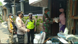Babinsa Koramil Tandes Gelar Yustisi PPKM Level 1 Serta Bagikan Beras