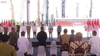 Presiden Jokowi Resmikan Pembangunan Smelter di Gresik, Gubernur Khofifah: Sangat Strategis, Ini Kado Terindah  HUT Jatim Ke-76