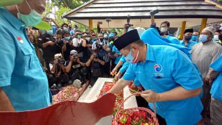Ketum Partai Gelora Anis Matta Tabur Bunga dan Tahlil di Makam Bung Tomo