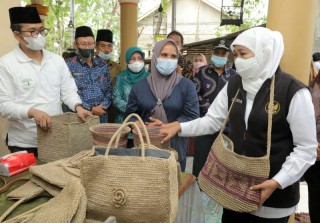 Blusukan Bertemu Pelaku UMKM Di Sepulu- Bangkalan , Gubernur Khofifah Serahkan Bantuan dan Ajak Migrasi ke Ekosistem Digital