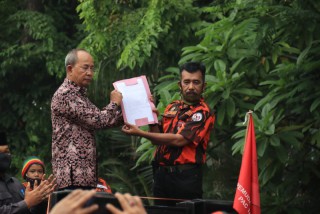 Wakil Ketua DPC PDIP Kota Surabaya Temui Pendemo Pemuda Pancasila Surabaya
