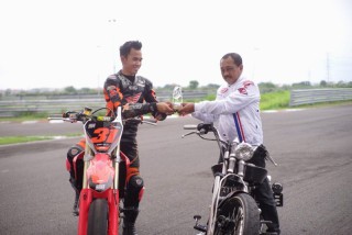 Jajal Sirkuit GBT dengan Pembalap Gerry Salim , Wakil Walikota Armuji kendarai Motor Custom