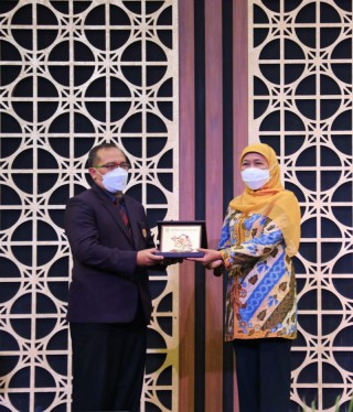 Tutup Muswil ke-10 DPW PPNI Jatim, Gubernur Khofifah Sampaikan Terimakasih Kepada Perawat Yang Melayani Pasien Covid - 19