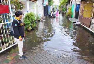 Dampak Pembangunan Tidak Merata, Tambak Pring Timur Gang 5 Kembali Tergenang Hingga Masuk ke Rumah Warga