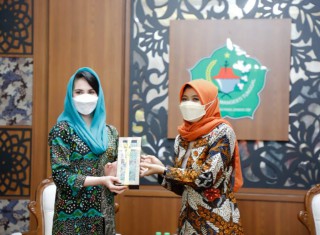 Lantik Pengurus Dekranasda Pamekasan, Arumi Imbau Pentingnya Pengelolaan SDA dan Pengembangan SDM