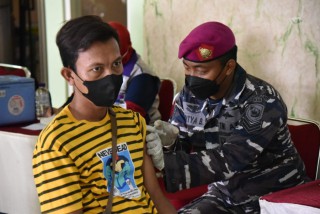 Wabub Sidoarjo Bersama Pasmar 2 Tinjau Pelaksanaan Vaksinasi di Desa Pabean