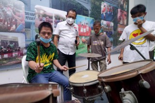 Perayaan Hari Disabilitas Internasional , Najib Nyanyikan "Ayah" dihadapan Wakil Walikota Armuji