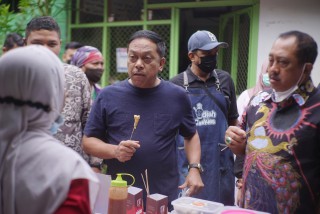 Resmikan Outlet Diah Cookies , Wakil Walikota Armuji ingin UMKM Surabaya garda terdepan Pemulihan Ekonomi