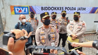 Kapolda Jatim dampingi kunjungan Komisi lll DPR RI Berikan Bansos di Tempat Pengungsian Erupsi Semeru