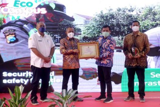 Serahkan Anugerah ECO Campus pada 10 Perguruan Tinggi, Wakil Walikota Armuji berpesan agar Civitas Akademika terlibat Upaya Pelestarian lingkungan hidup