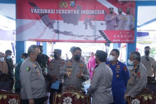Wakapolda Jatim Apresiasi Pelaksanaan Vaksinasi Serentak Polres Sampang Di Kecamatan Pangarengan