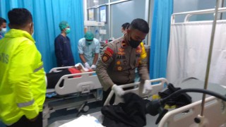 Sigap, Anggota Danton Dalmas Polda Jateng Tolong Korban Kecelakaan