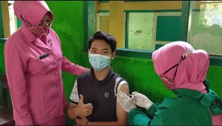 Maksimalkan Pencapaian Vaksinasi, Polres Sampang Kerahkan Bhayangkari Menjadi Sukarelawan Vaksinator Covid-19