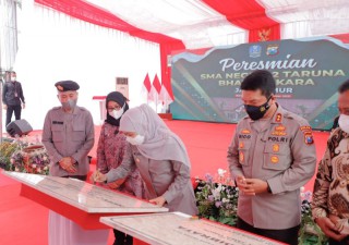 Cetak Generasi Unggul, Berkarakter dan Berkualitas, Gubernur  Khofifah Resmikan SMAN 2 Taruna Bhayangkara Jawa Timur