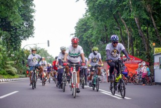 Akhir Pekan Wakil Walikota9 Surabaya Armuji Bersepeda dan Serahkan Santunan pada Anak Yatim Piatu