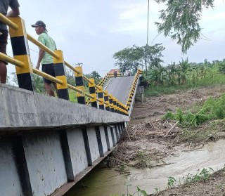 Imbas Banjir, Jembatan kacangan Kecamatan Benjeng Mendadak Ambruk