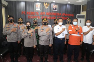 Kapolrestabes Surabaya bersama PJU Lakukan Pengecekan Gereja dan Stasiun KA jelang Nataru