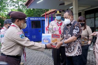 Berangkatkan Bantuan Gotong - Rotong Kwarcab Pramuka ke Semeru , Wakil Walikota Armuji teguhkan Jatidiri kota Surabaya
