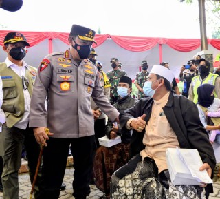 Gelar Vaksinasi se-Indonesia, Kapolri Minta Wilayah Berpacu Kejar Target 70 Persen