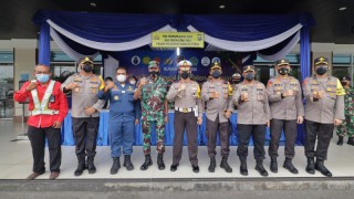 Kakorlantas, Asops, dan Kadiv Humas Polri Pastikan Penerapan Protokol Kesehatan di Tempat Publik Surabaya Berjalan dengan Baik