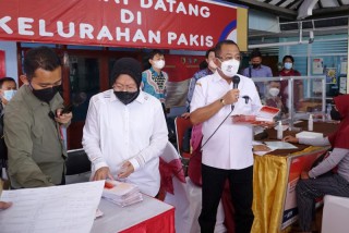 Risma Bagikan PKH Tunai di Kelurahan Pakis , Wakil Walikota Armuji Bantu Jemput Warga