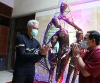 Ganjar Pranowo Sapa Para Jemaat Misa Natal Sambil Gowes