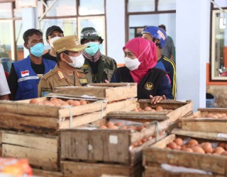 Sambangi Pronojiwo, Gubernur Khofifah Pastikan Kebutuhan Permakanan Pengungsi APG Semeru Aman Tercukupi