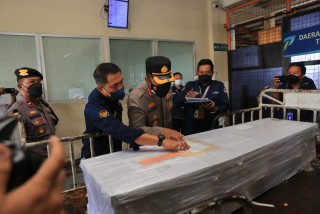 Polda Jatim Antarkan Jenazah PMI Korban Kapal Tenggelam ke Rumah Duka