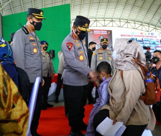 Tinjau Vaksinasi Serentak Kapolri Jenderal, Kapolri Ingatkan Syarat Wajib Laksanakan PTM 100 Persen